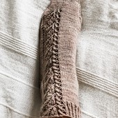 What is your favorite yarn (blend) for knitting socks ? 🧐
Merino + Nylon, 100% Merino, SW or no SW ?
Have you ever used fibers other than those already mentioned ?
I no longer whant to use Superwash yarn and try to use only natural fibers for my yarn choices. 
But now for knitting socks, I have an issue with these restrictions, so your opinion would be useful here! ♥ 😘

---

Quel est votre matière préférée pour tricoter des chaussettes ? 
Mérinos + Nylon, 100% mérinos, SW ou non SW ? 
Avez-vous déjà utilisé d'autres fibres que celles déjà citées ? 
Je n'utilise plus de laine Superwash et j'essais de n'utiliser que des matières naturelles dans les compositions des fils à tricoter. Mais du coup pour les chaussettes, je bloque un peu avec ces restrictions que je m'impose, alors votre avis serait super utile ici ! ♥😘

---

Pattern : #vervainsocks  #52weeksofsocks ♥

#sockknitting #knittedsocks #lacesocks #handdyedyarn #socksaddict #laceknitting #lainemagazine #sockenstricken #stricken #strikke #strikkeinspo #strikkesokker #shareyourknits #contemporaryknitwear #tricotaddict #knittingaddict #knittersgonnaknit #nevernotknitting #onmyneedles #jeportecequejetricote